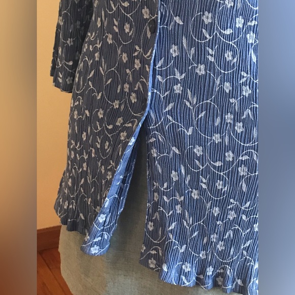 Drapers and Damons Blue /White Embroidered Flowers Collared Button Top Size P XL - Picture 5 of 12